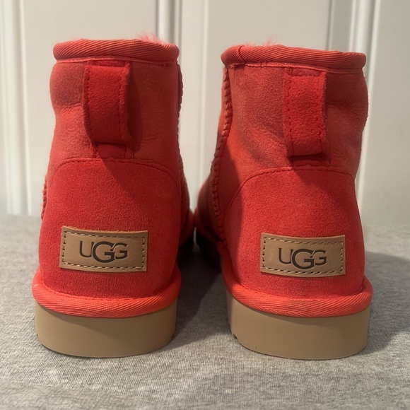 New NWOT Treadlite By UGG Short Boots. Size 6. - Picture 6 of 7
